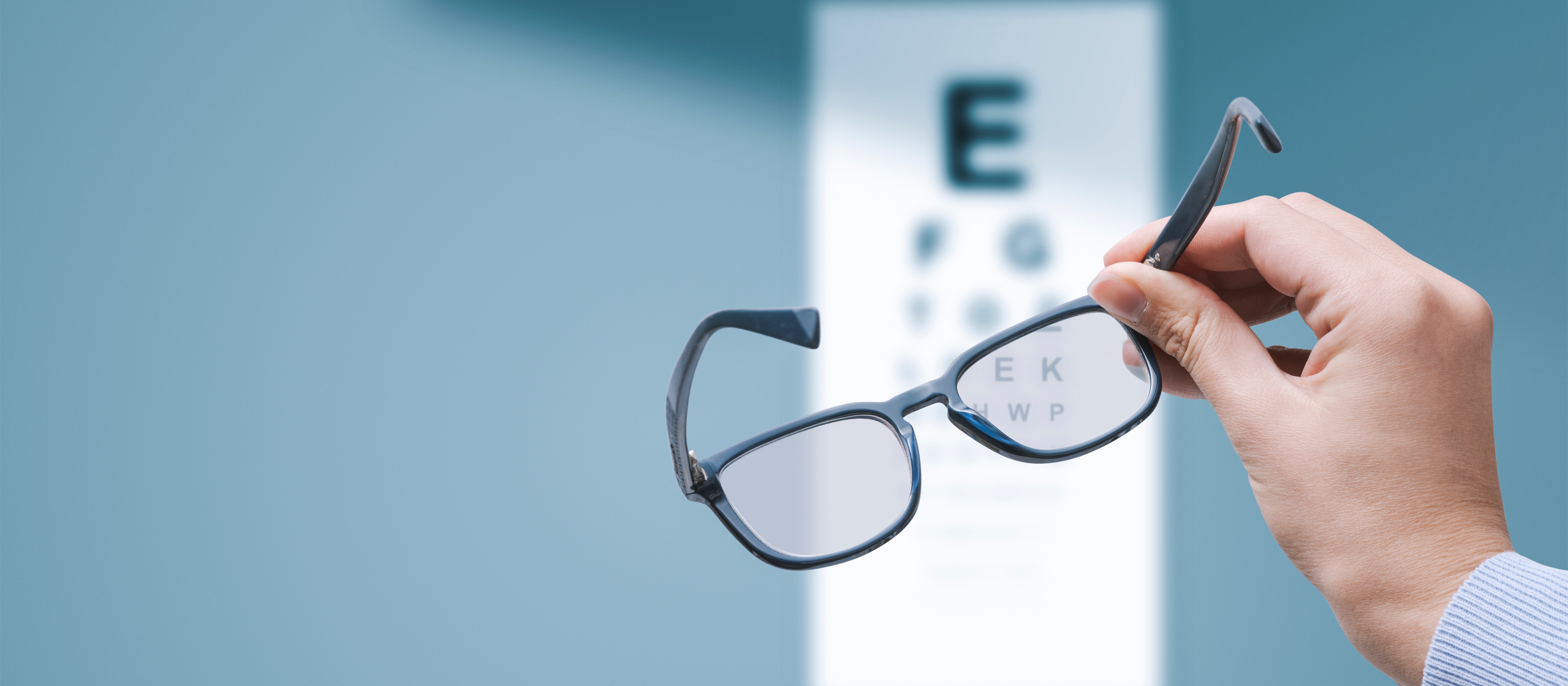 glasses making the eye chart clear while the surrounding areas are blurry
