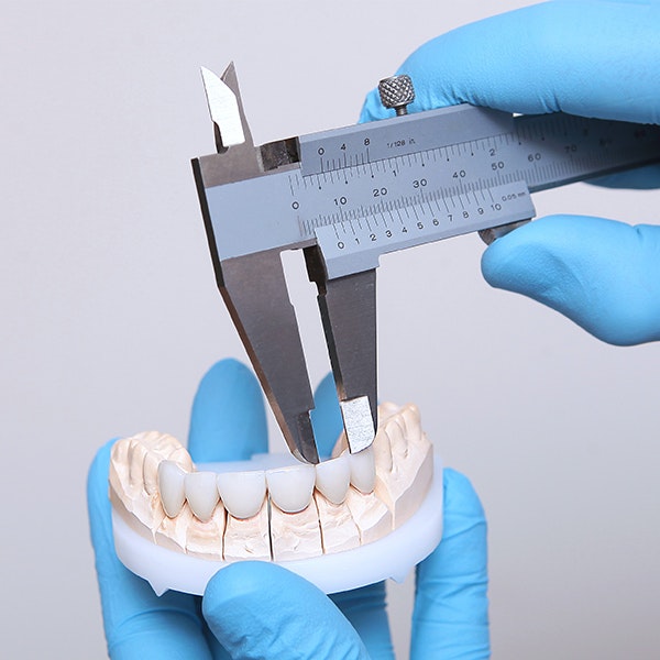 Model of teeth and measuring tool
