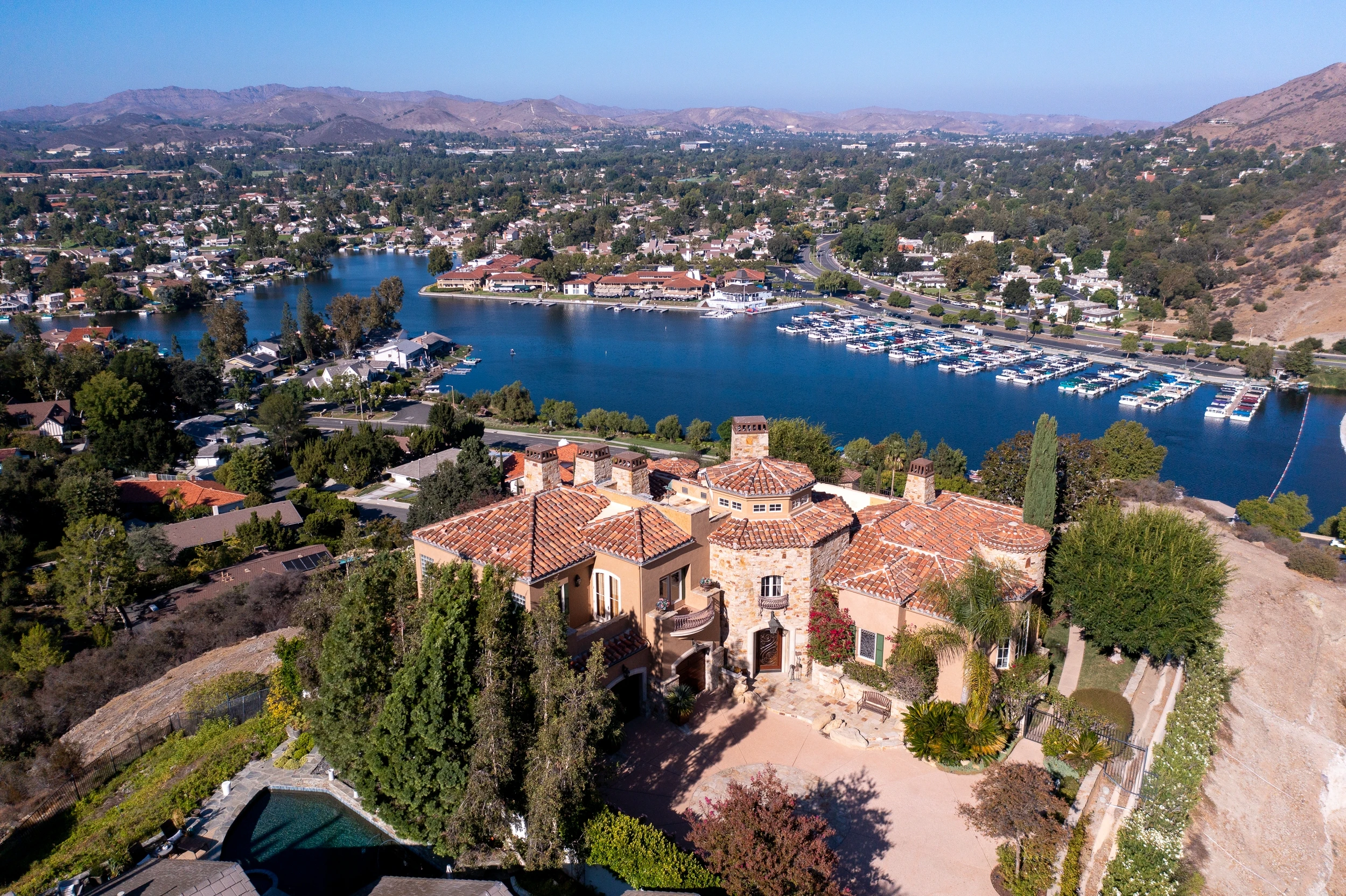 Aerial photograph of the surgical center with view of the lake
