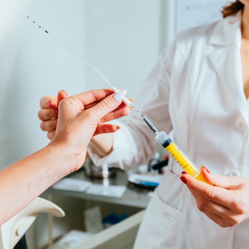 IUI 3D model being shown to patient by doctor