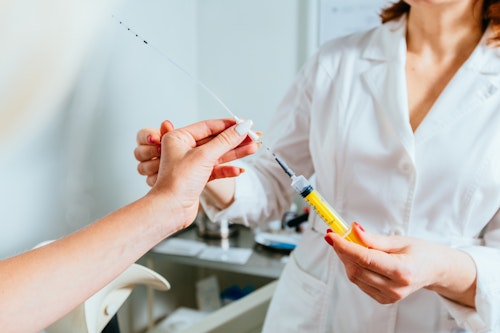 IUI 3D model being shown to patient by doctor