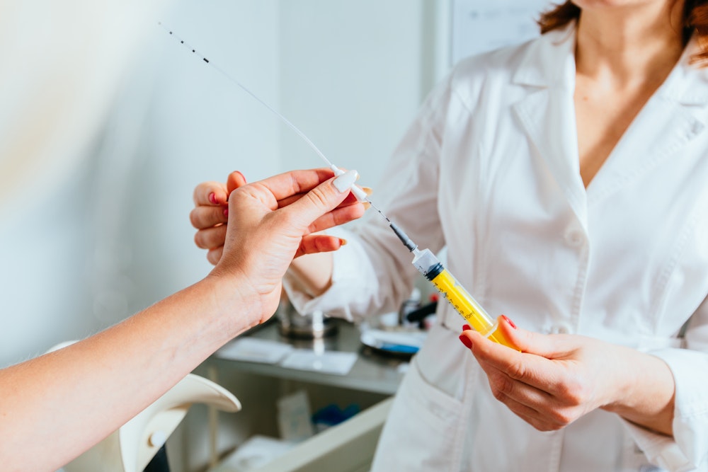 IUI 3D model being shown to patient by doctor