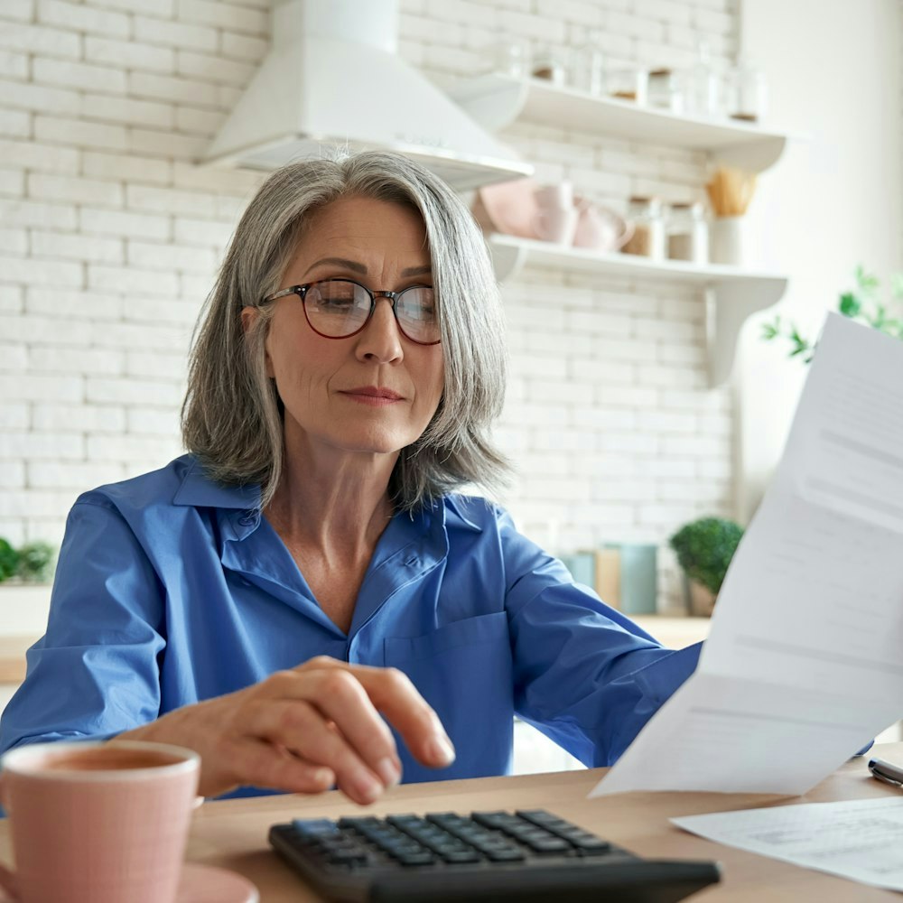 Woman calculating her expenses