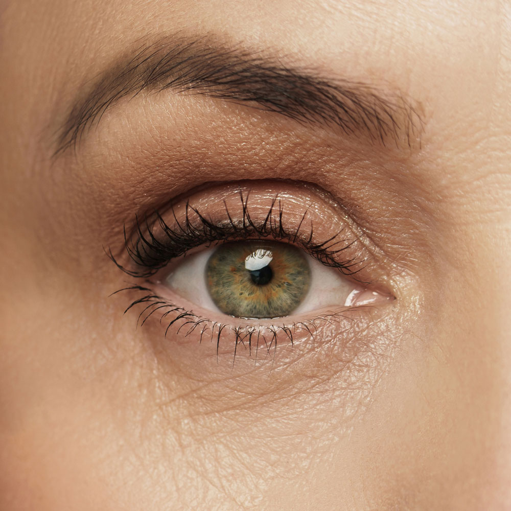 a slightly hooded upper eyelid