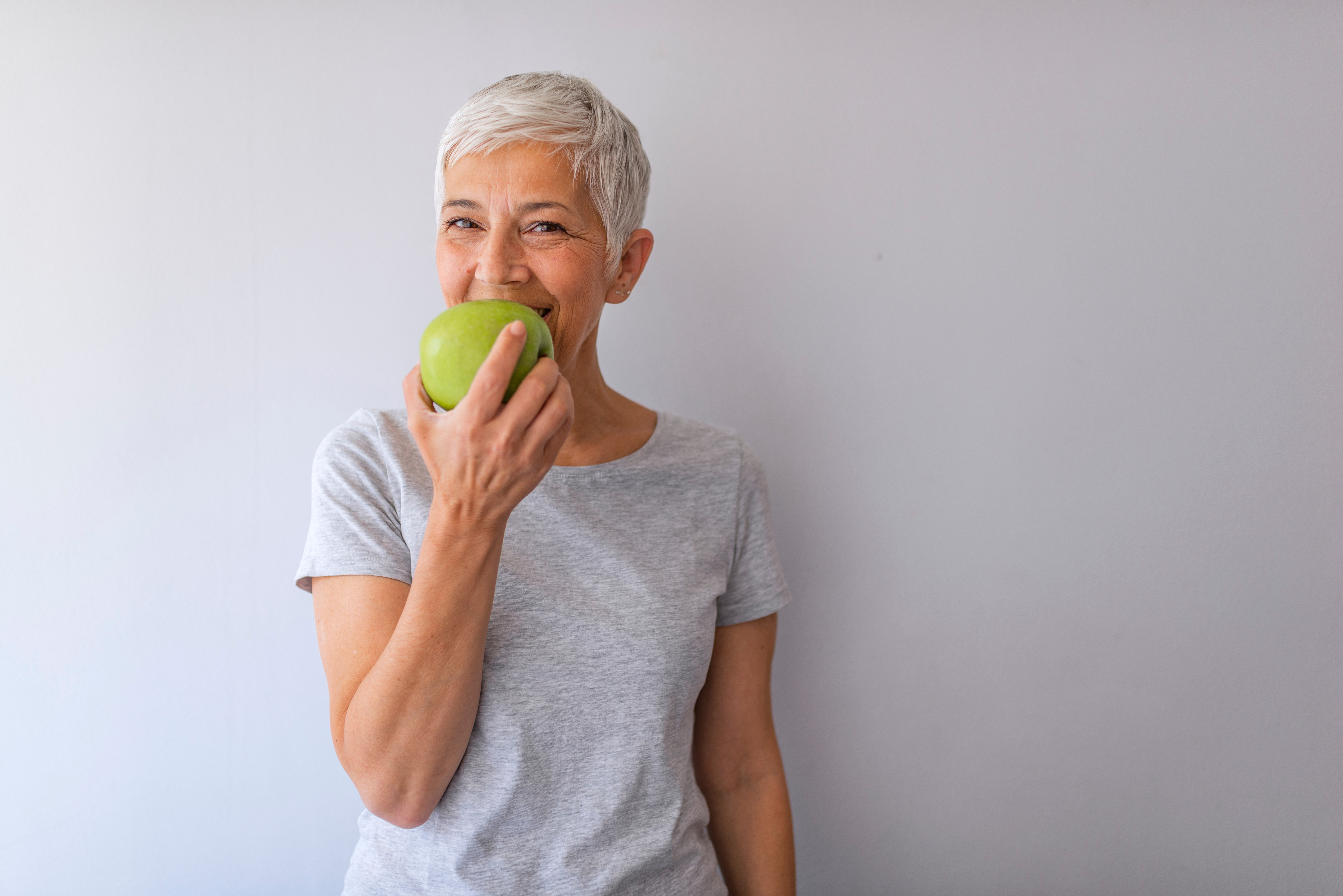 woman eating apple