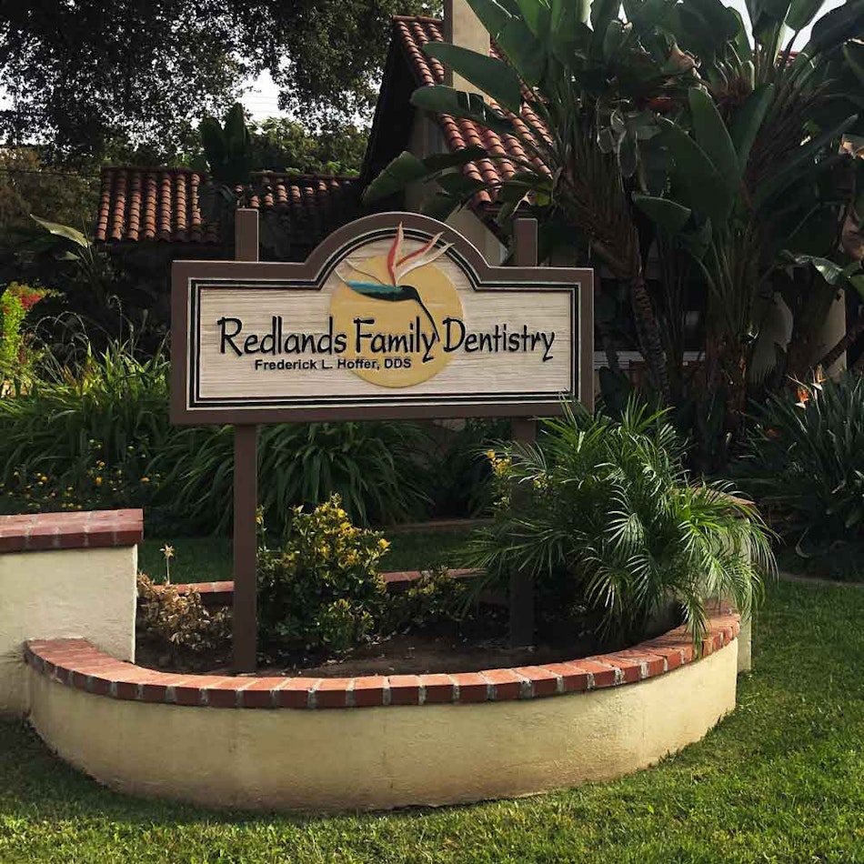 Redlands Family Dentistry Sign