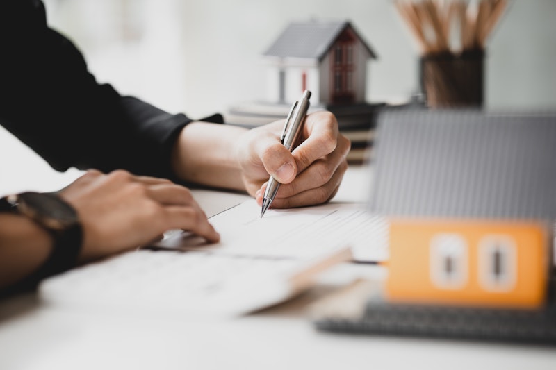 Utahn looking over home contract