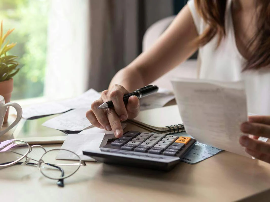 woman with bills and calculator