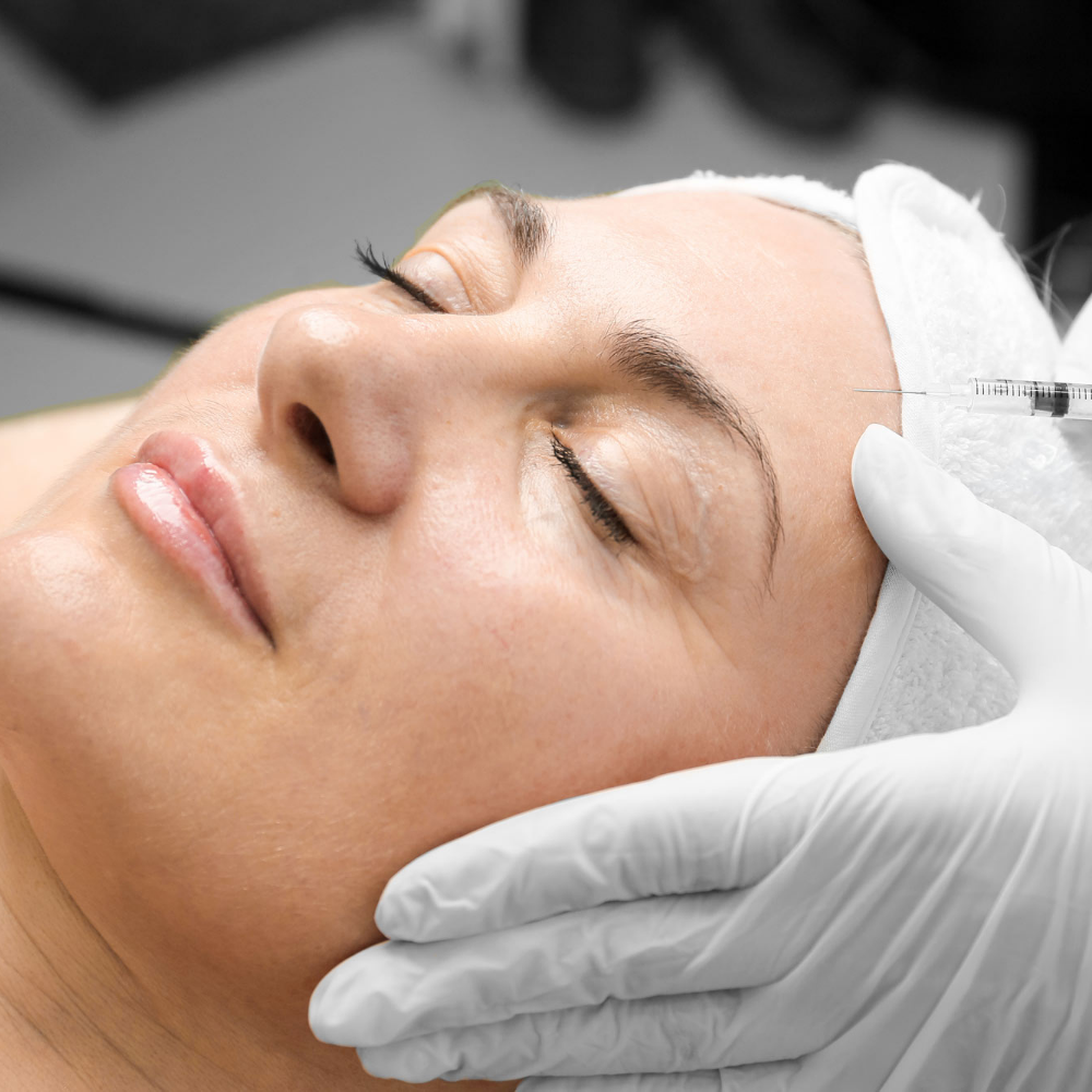 Woman receiving Xeomin in forehead