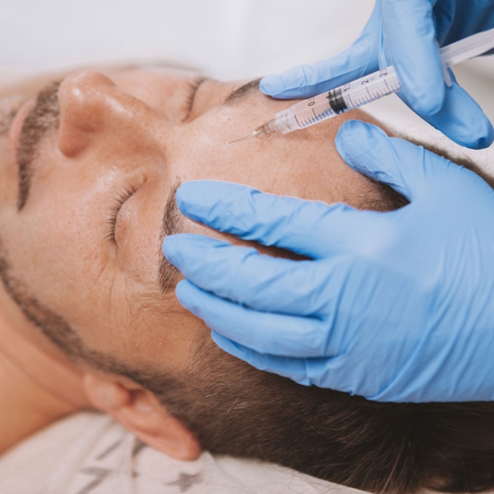 Man receiving Daxi in forehead