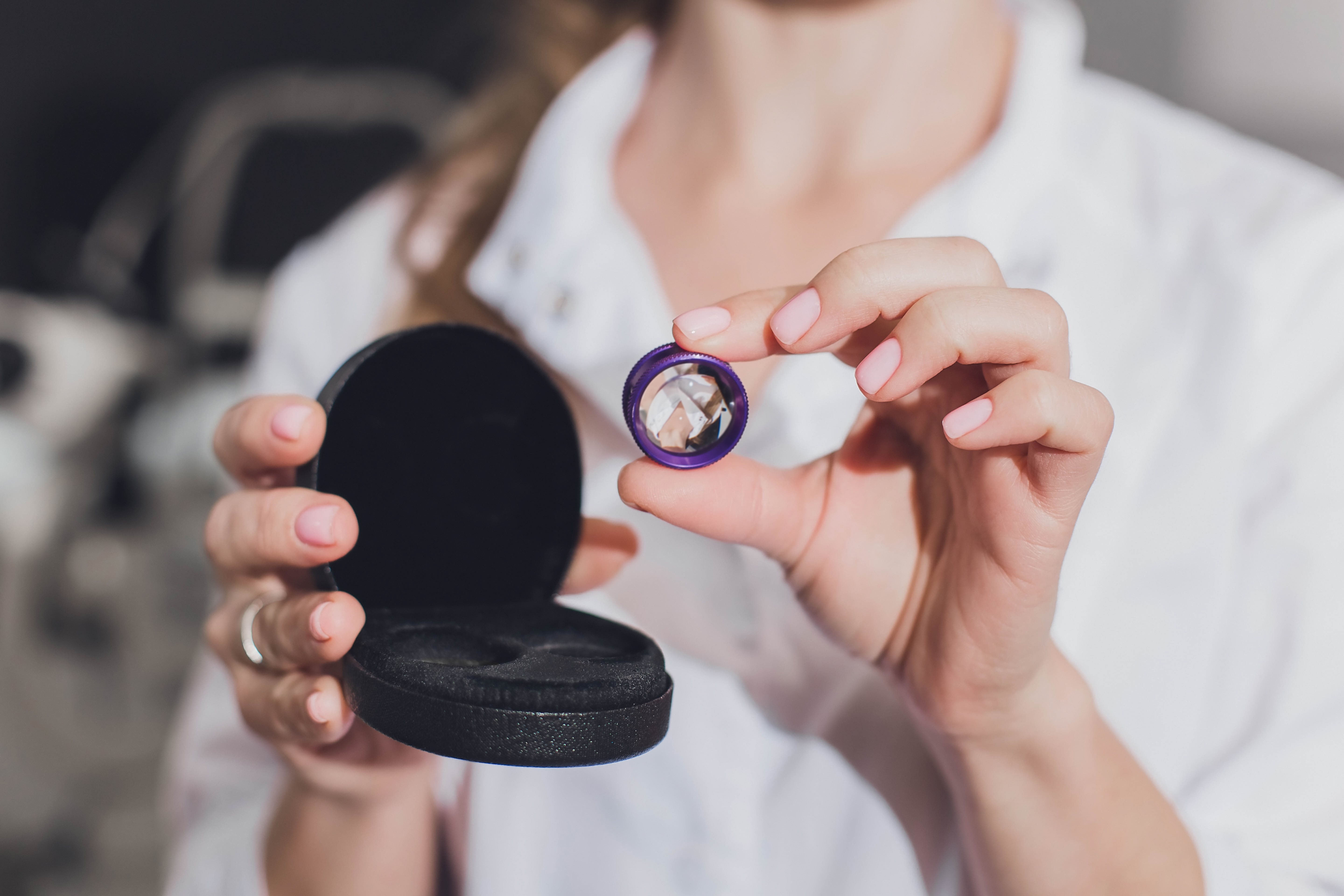 surgeon holding Ophthalmoscopy Lens
