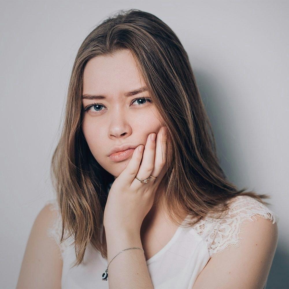 woman with wisdom tooth pain