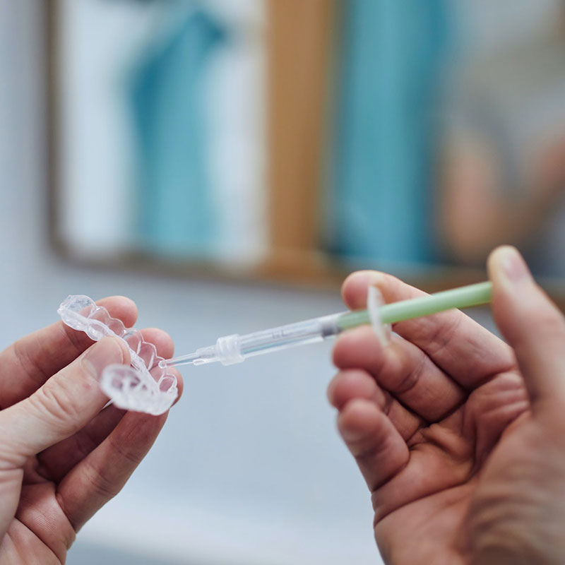 Willing dental tray with whitening gel