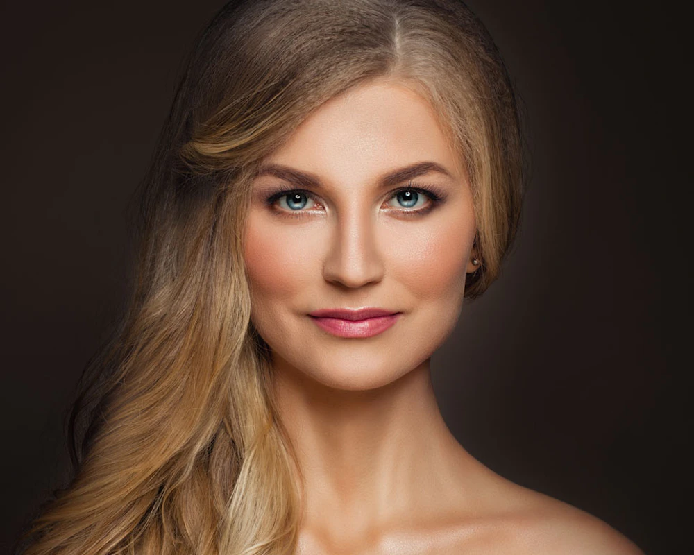 woman with smooth neck