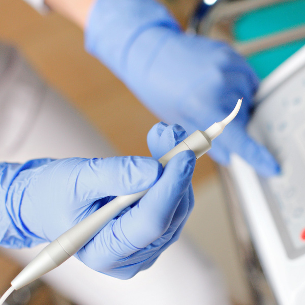 Dentist holding the laser tool before treatment