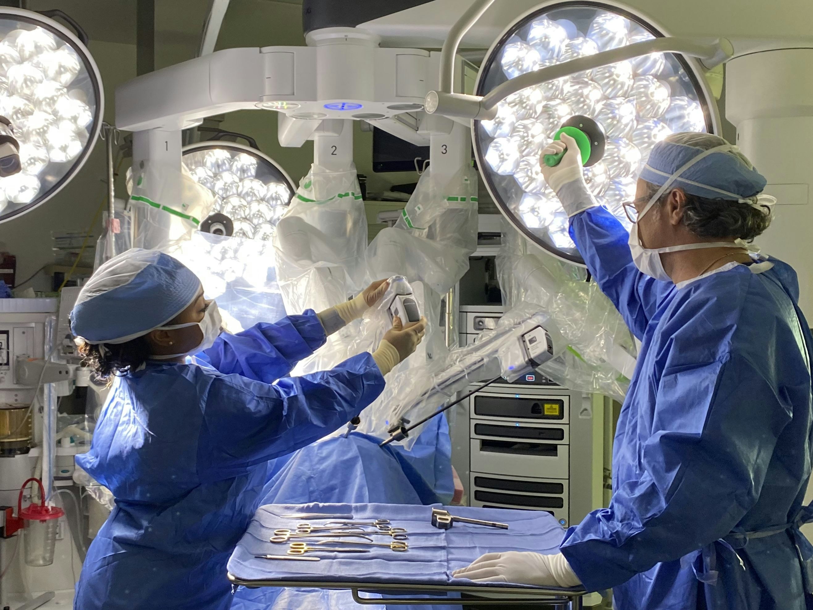 Dr. Cribbins using Da Vinci Xi machine during bariatric surgery