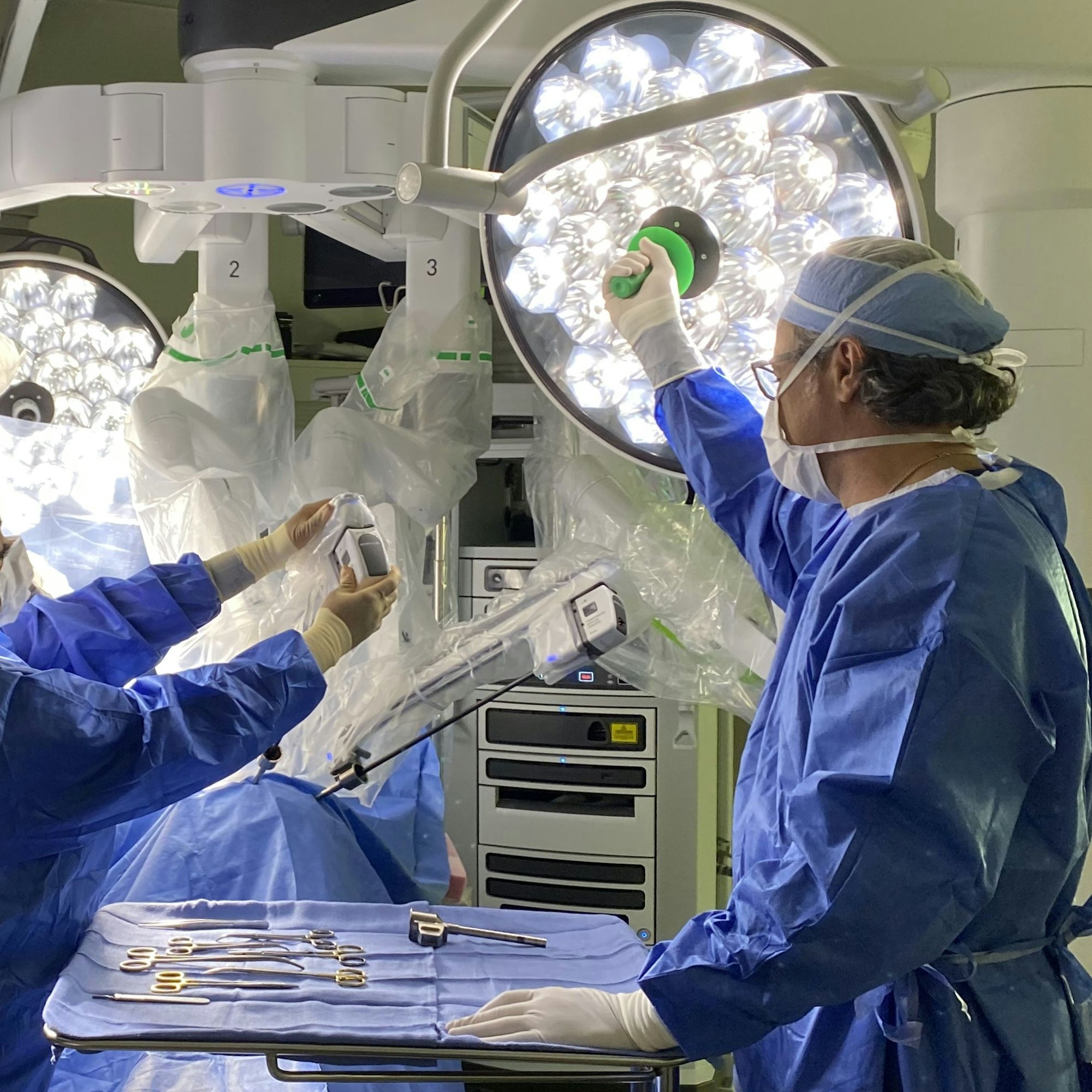 Dr. Cribbins and surgeon using the Da Vinci Xi system for surgery
