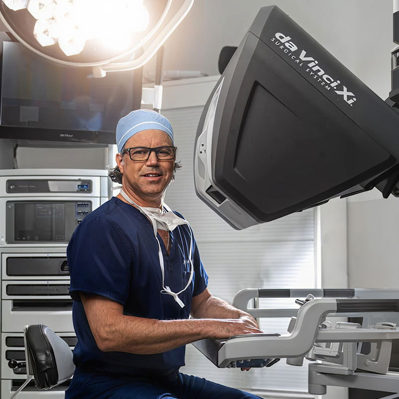 Dr. Cribbins with the Da Vinci system