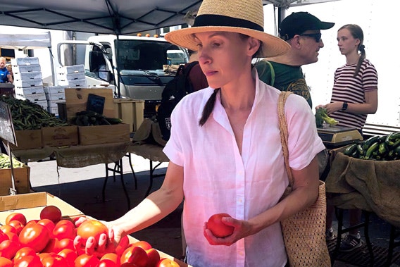 Allison Schulman picking out tomatoes at a farmers market