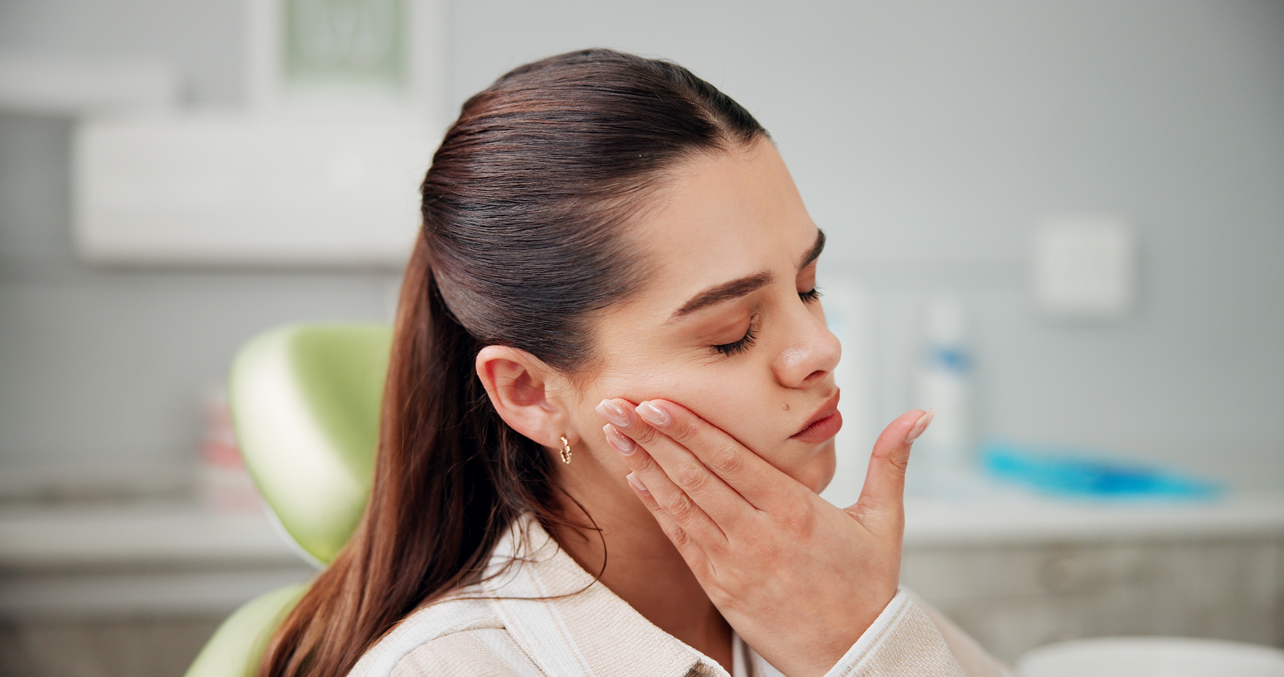 woman experiencing jaw pain