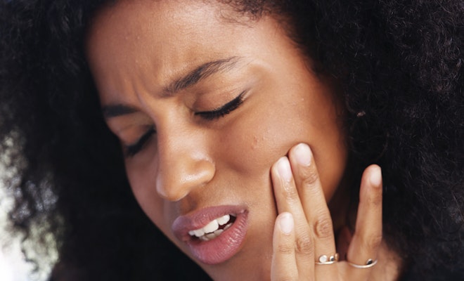 Woman in jaw pain