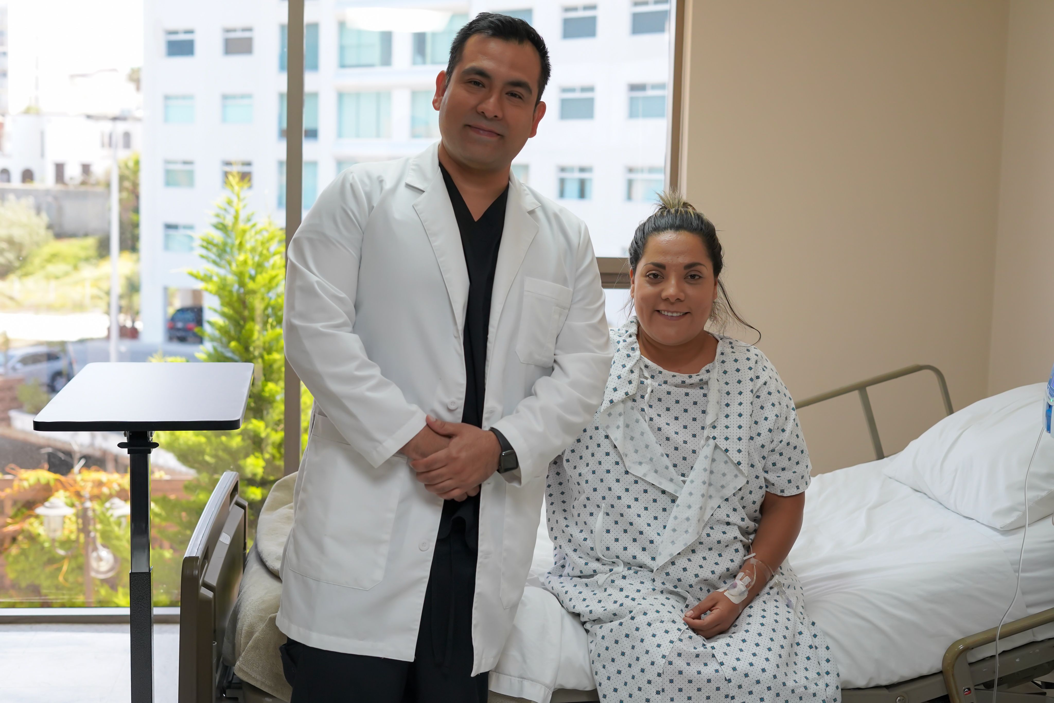 Dr. Luis Cázares with patient