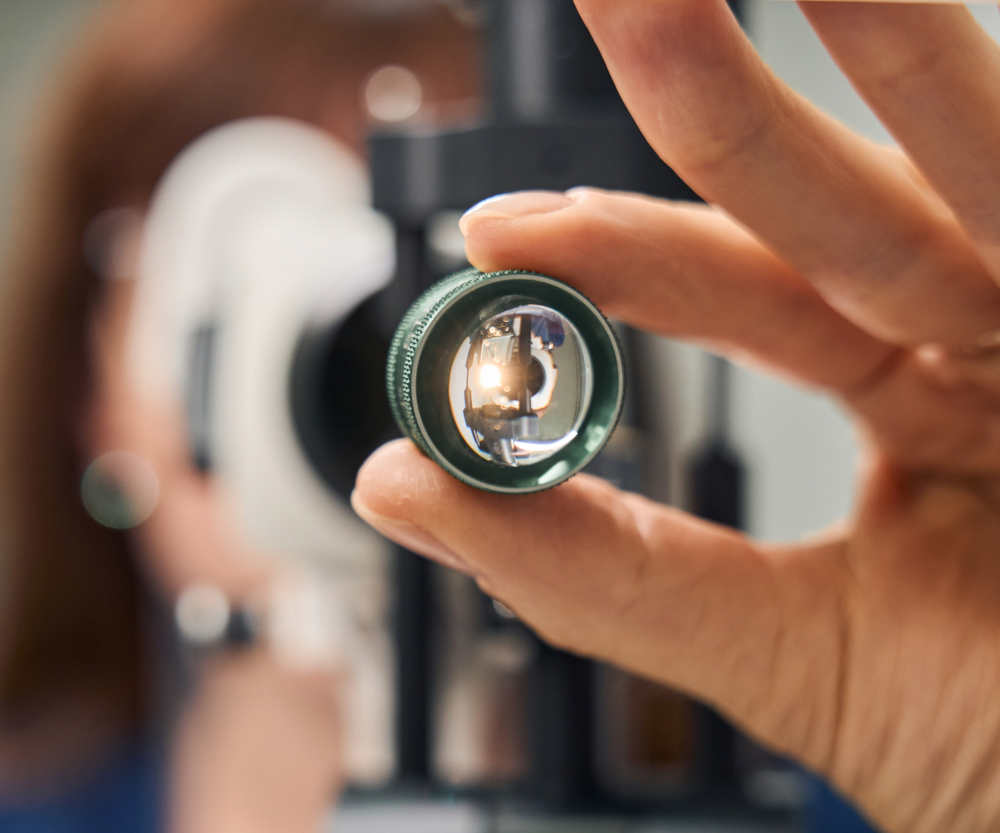 Magnifying lens
