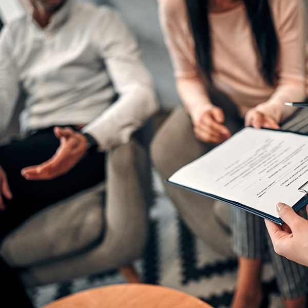 couple discussing alimony arrangement