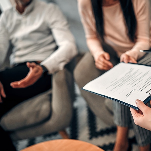 couple discussing alimony arrangement