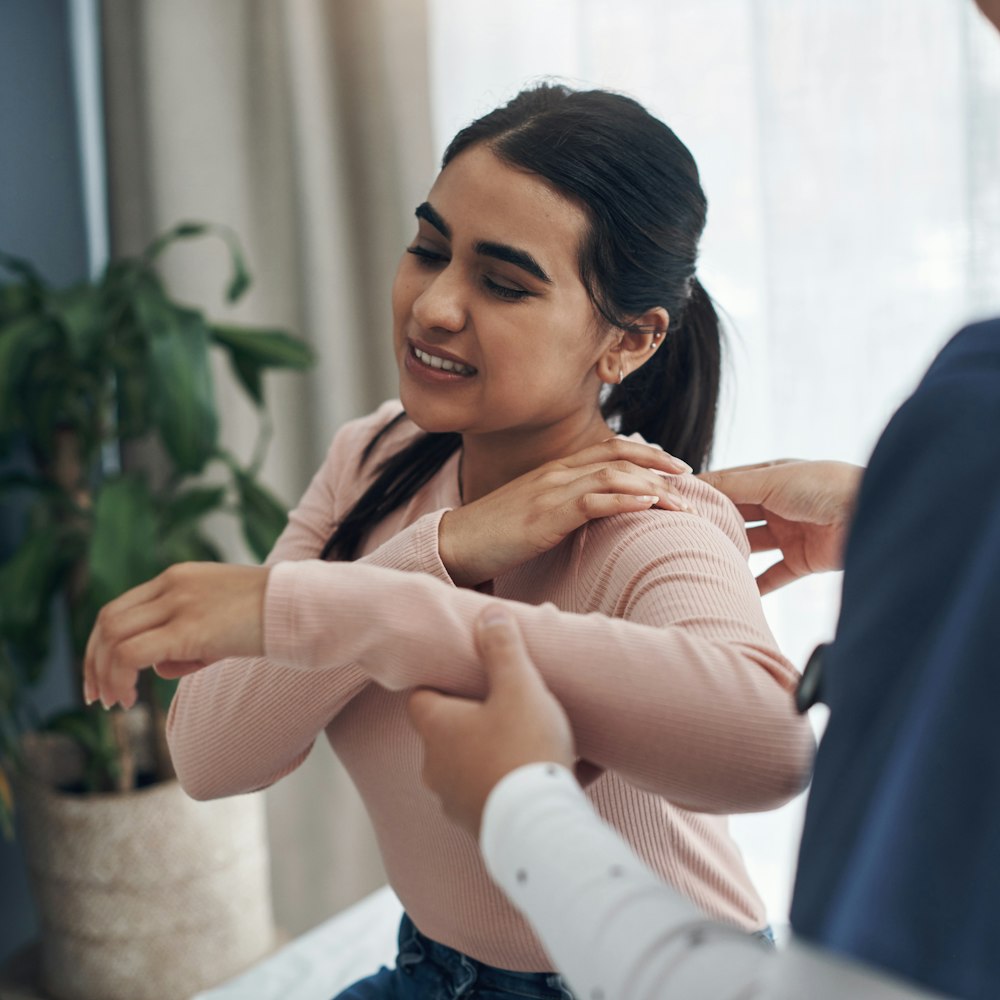 Woman in shoulder pain seeing doctor