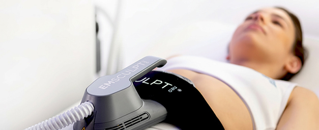 Woman getting Emsculpt Neo treatment